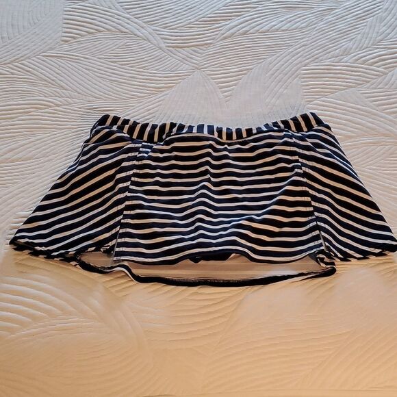 Lands' End Ladies Swimsuit Skort 12 - Picture 1 of 6
